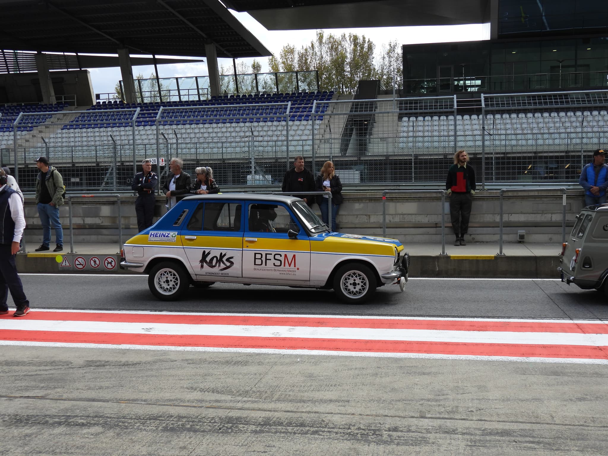 In der Boxengasse Seite