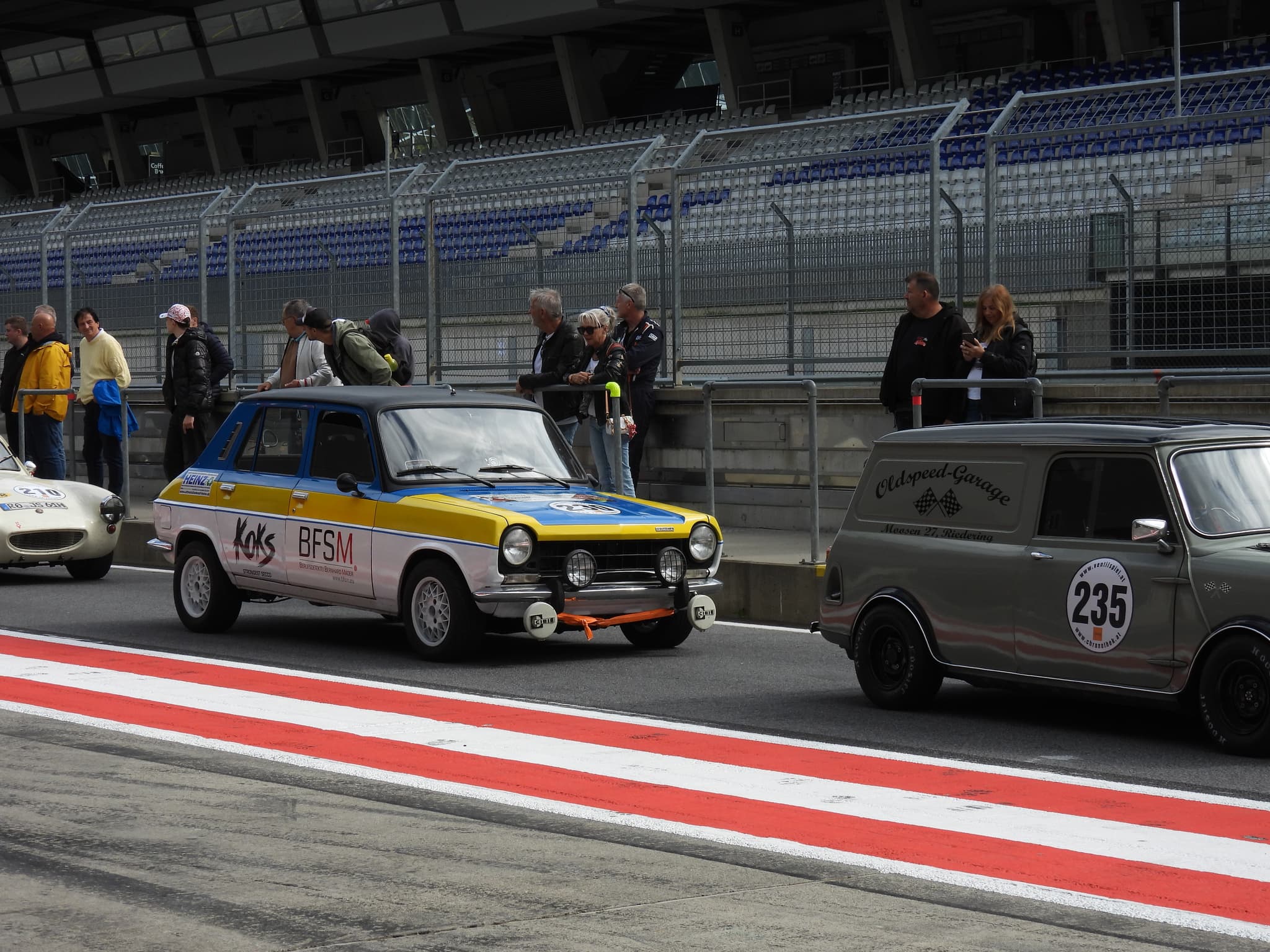 In der Boxengasse vorne